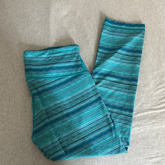 Multicolored lululemon 21” length leggings size 8 - Picture 3 of 4